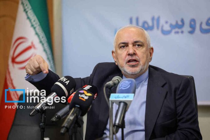 ظریف: حضور بی‌باکانه رهبر انقلاب، القائاتِ دروغ مزدوران را نقش بر آب کرد