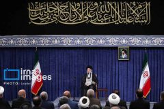 رهبر انقلاب: ملت با جهت‌گیری‌های گوناگون سیاسی و وزن متفاوت مذهبی پای ایران ایستاد