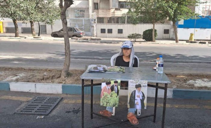 حضور دهه نودی‌ها با توزیع عکس رهبر شهید/ او محبوب همه نسل‌ها بود