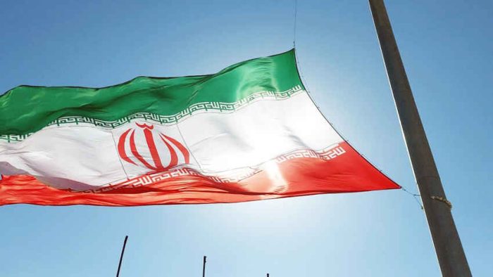 بزرگترین پرچم غرب کشور در صالح‌آباد مهران به اهتزاز درآمد