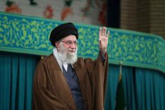 رهبر معظم انقلاب: زن، کارگزار خانه نیست، مدیر است