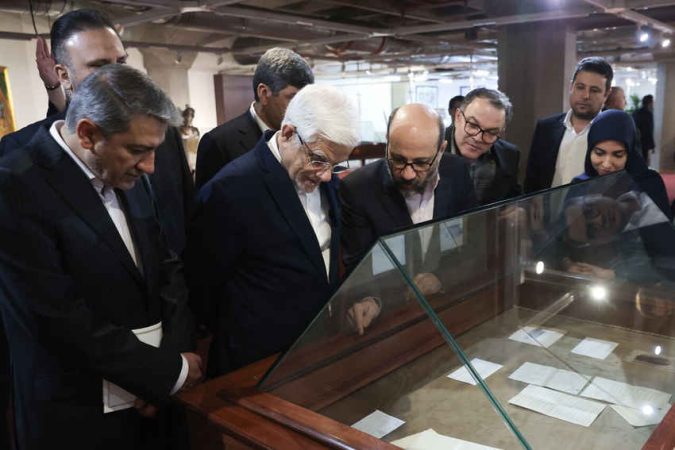 عارف:کتابخانه ملی می تواند نقش موثری در مقابله با توطئه ایران هراسی داشته باشد
