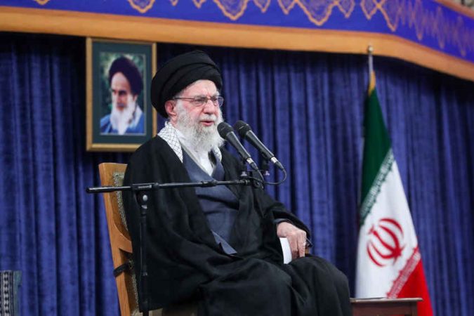 رهبر انقلاب: در مقابل جنگ نرم دشمن بی‌تفاوت نباشیم / باهمراهی مردم دشمن را به زانو در می‌آوریم