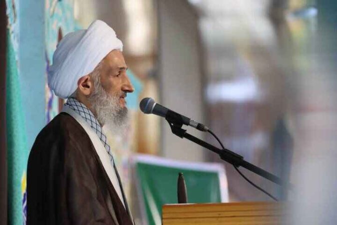 امام جمعه ساری: سپاه و بسیج خط مقدم مقابله با تروریست‌ها هستند