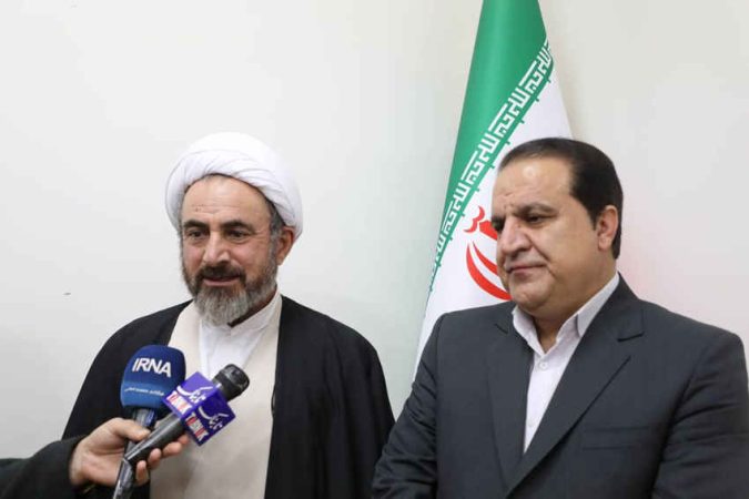 امام جمعه و استاندار ایلام: معلمان پایه‌گذار توسعه و پیشرفت کشور هستند