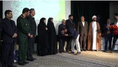 بوسه مدیرعامل پتروشیمی ایلام بر دستان پدر شهید رضایی‌نژاد