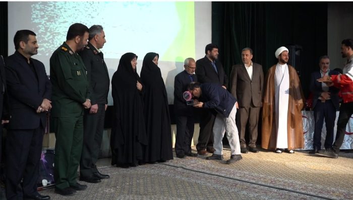 بوسه مدیرعامل پتروشیمی ایلام بر دستان پدر شهید رضایی‌نژاد